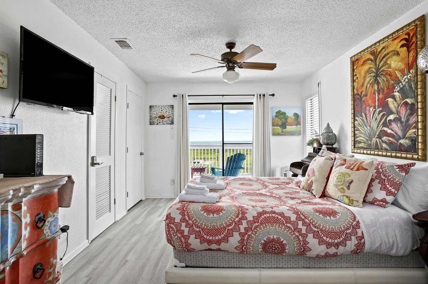 Charming Beach House with Breathtaking Ocean View and Spacious Decks in Jamaica Beach, Texas