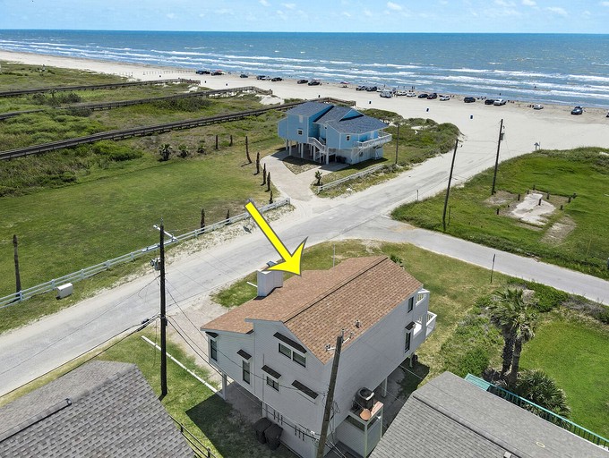 Charming Beach House with Breathtaking Ocean View and Spacious Decks in Jamaica Beach, Texas