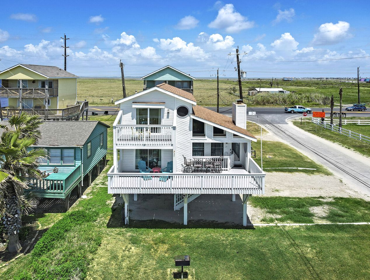 Charming Beach House with Breathtaking Ocean View and Spacious Decks in Jamaica Beach, Texas