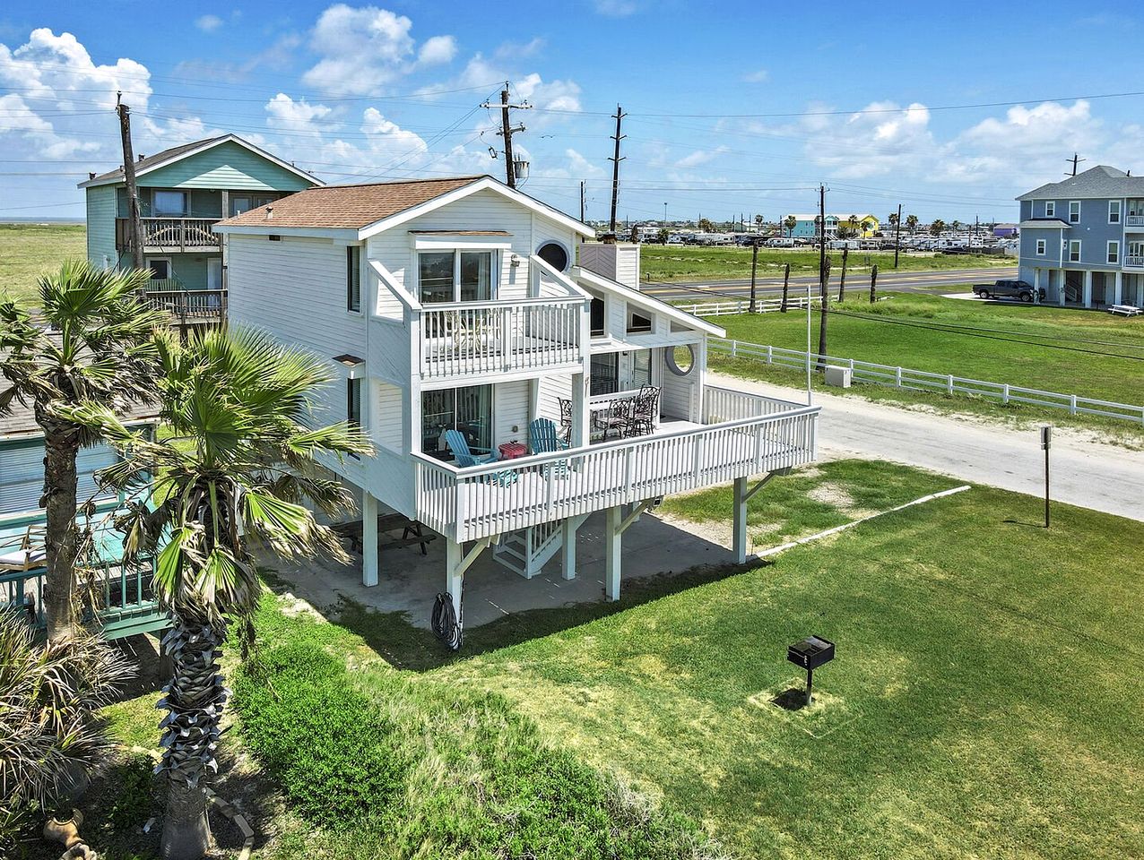 Charming Beach House with Breathtaking Ocean View and Spacious Decks in Jamaica Beach, Texas
