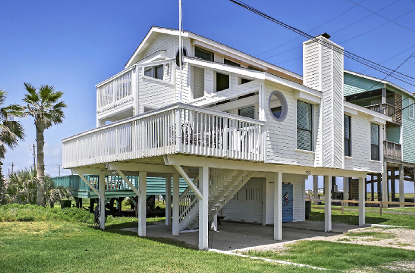 Charming Beach House with Breathtaking Ocean View and Spacious Decks in Jamaica Beach, Texas
