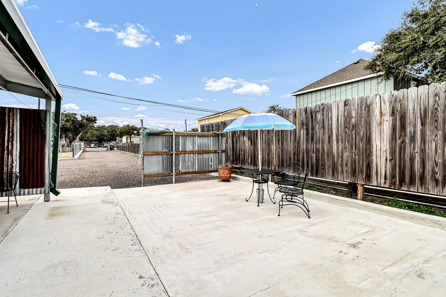 Secluded Container Cabin with Fire Pit and Picnic Space Perfect for Water Sports in Rockport, Texas