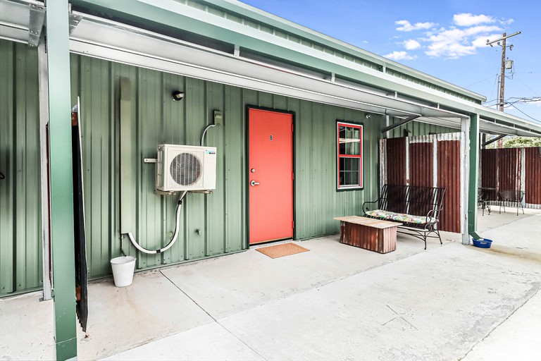 Cozy Coastal Cabin with Full Kitchen and Fire Pit near Estes Cove, Rockport TX