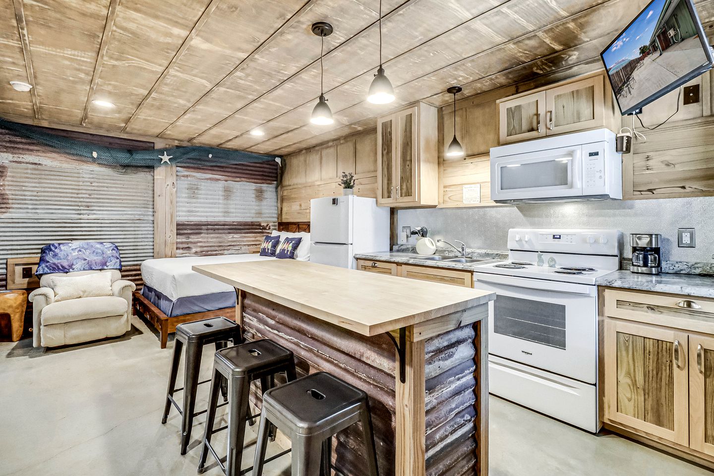 Cozy Coastal Cabin with Full Kitchen and Fire Pit near Estes Cove, Rockport TX