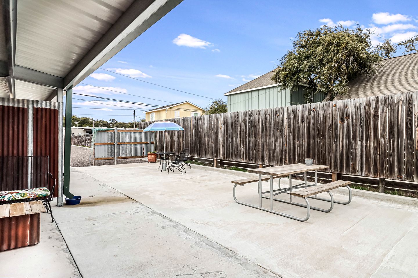 Cozy Coastal Cabin with Full Kitchen and Fire Pit near Estes Cove, Rockport TX