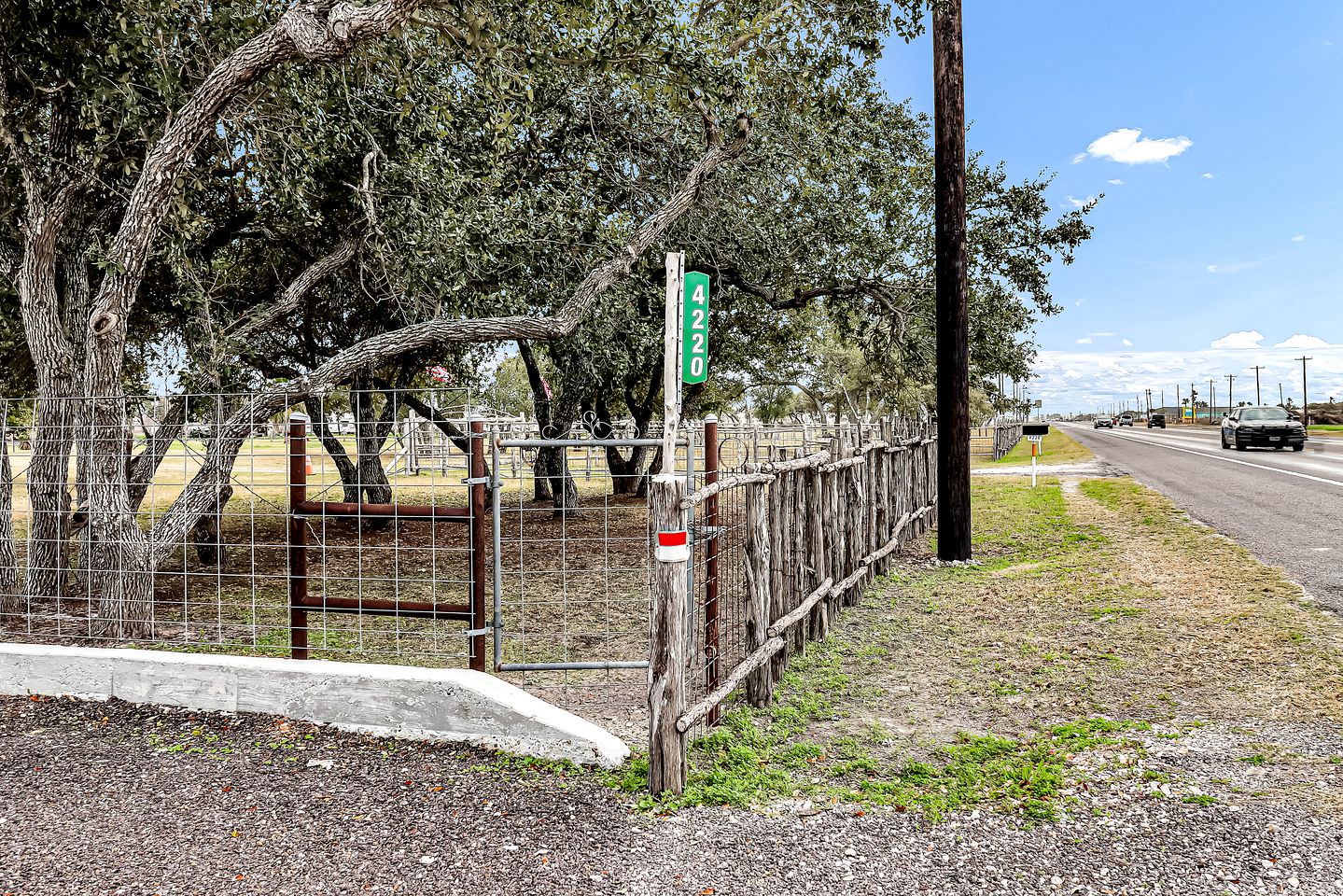 Cozy Coastal Cabin with Full Kitchen and Fire Pit near Estes Cove, Rockport TX
