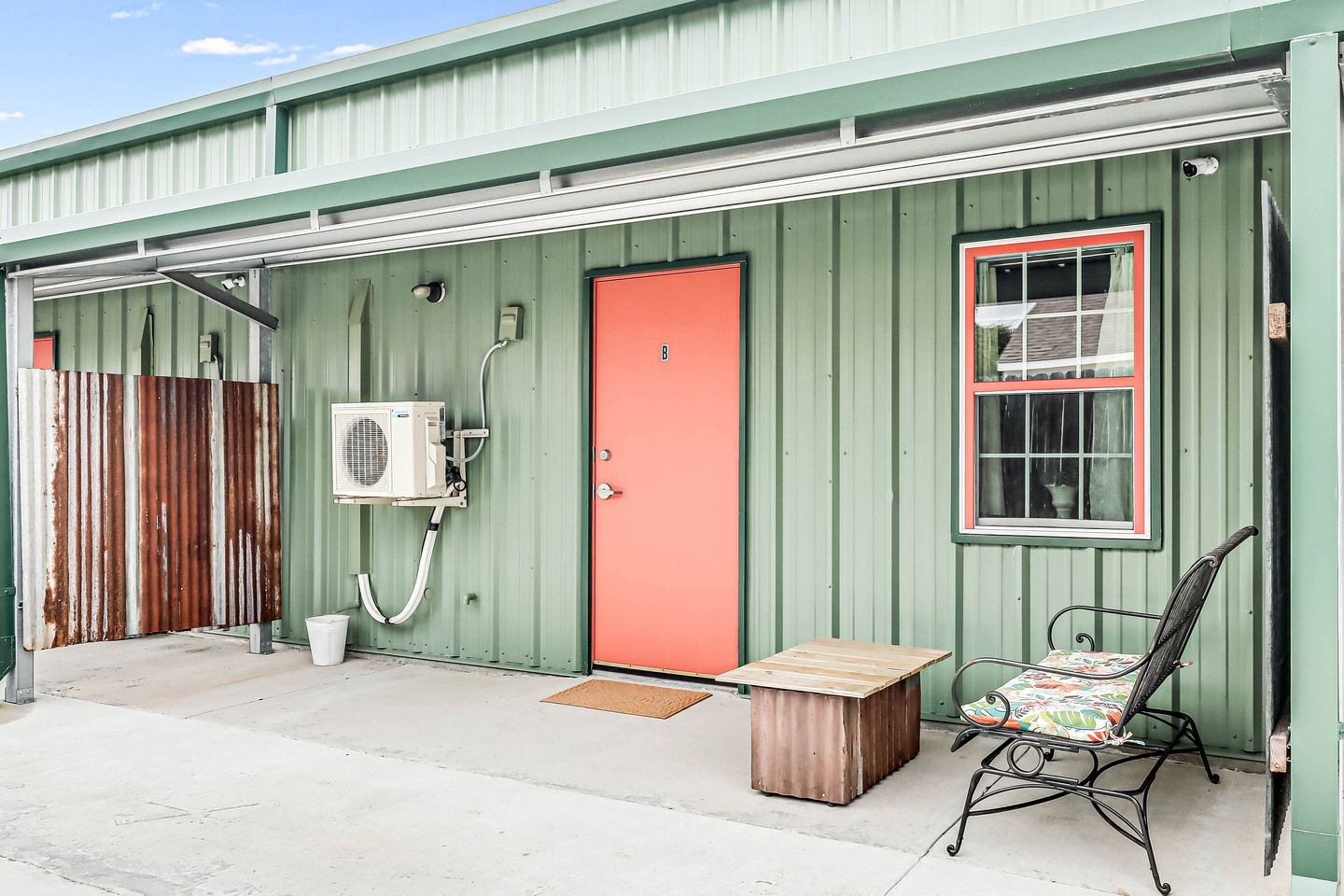 Cozy Coastal Cabin with Full Kitchen and Fire Pit near Estes Cove, Rockport TX