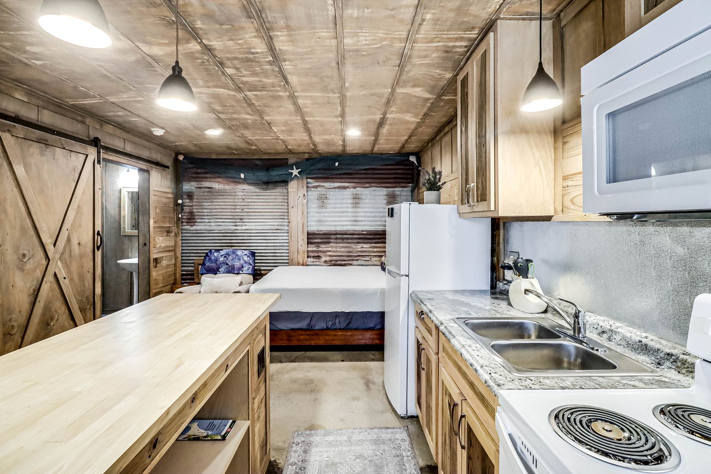 Cozy Coastal Cabin with Full Kitchen and Fire Pit near Estes Cove, Rockport TX