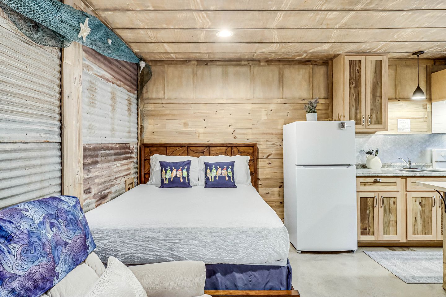 Cozy Coastal Cabin with Full Kitchen and Fire Pit near Estes Cove, Rockport TX