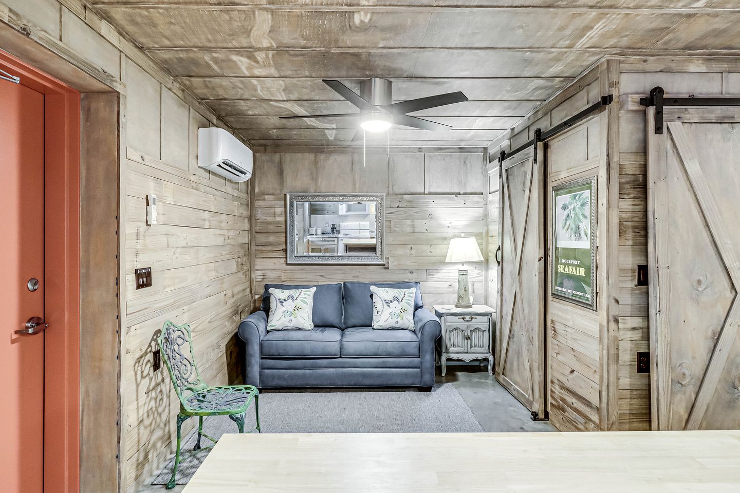 Cozy Coastal Cabin with Full Kitchen and Fire Pit near Estes Cove, Rockport TX