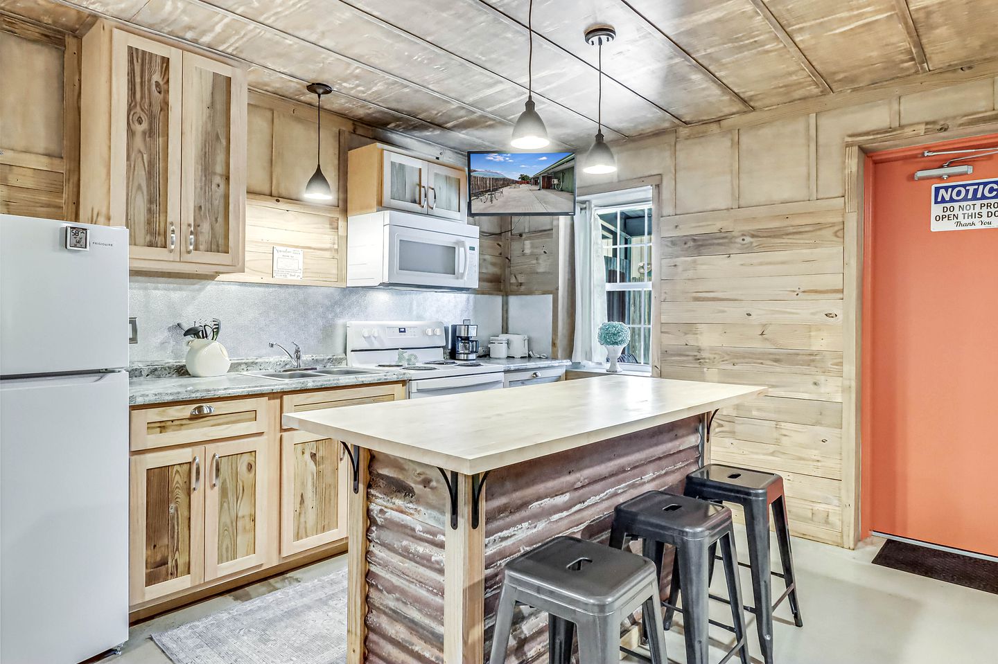 Cozy Coastal Cabin with Full Kitchen and Fire Pit near Estes Cove, Rockport TX