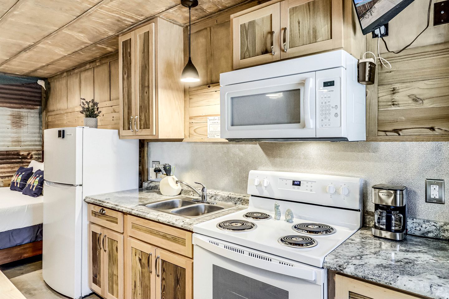 Cozy Coastal Cabin with Full Kitchen and Fire Pit near Estes Cove, Rockport TX