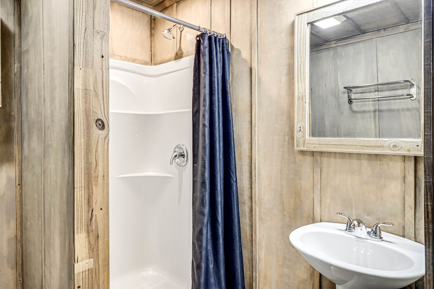 Cozy Coastal Cabin with Full Kitchen and Fire Pit near Estes Cove, Rockport TX