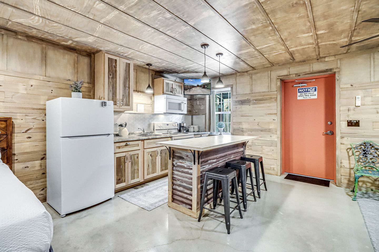 Cozy Coastal Cabin with Full Kitchen and Fire Pit near Estes Cove, Rockport TX