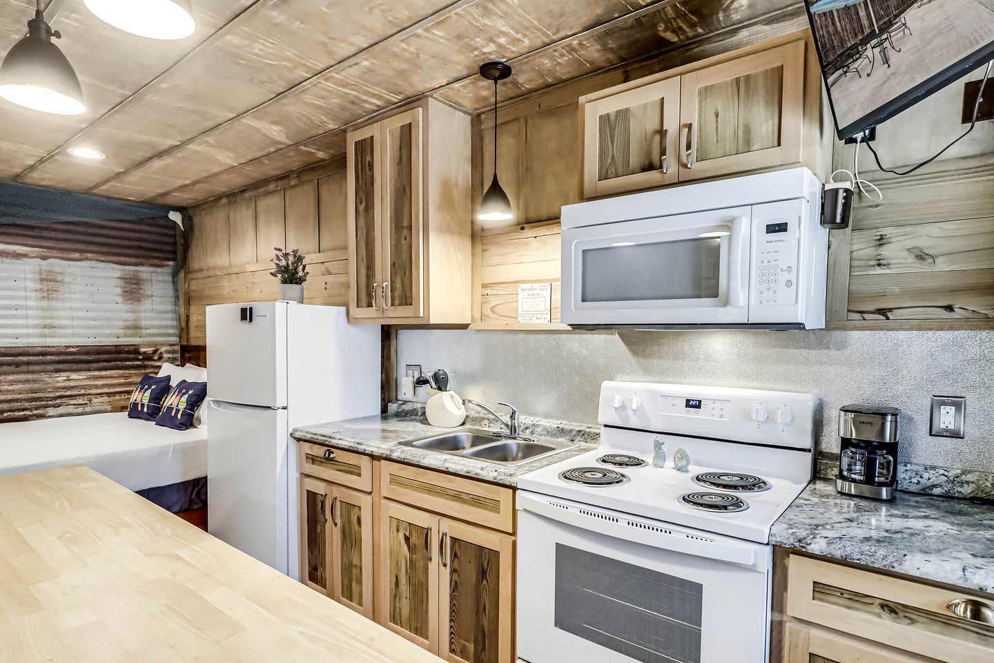 Cozy Coastal Cabin with Full Kitchen and Fire Pit near Estes Cove, Rockport TX