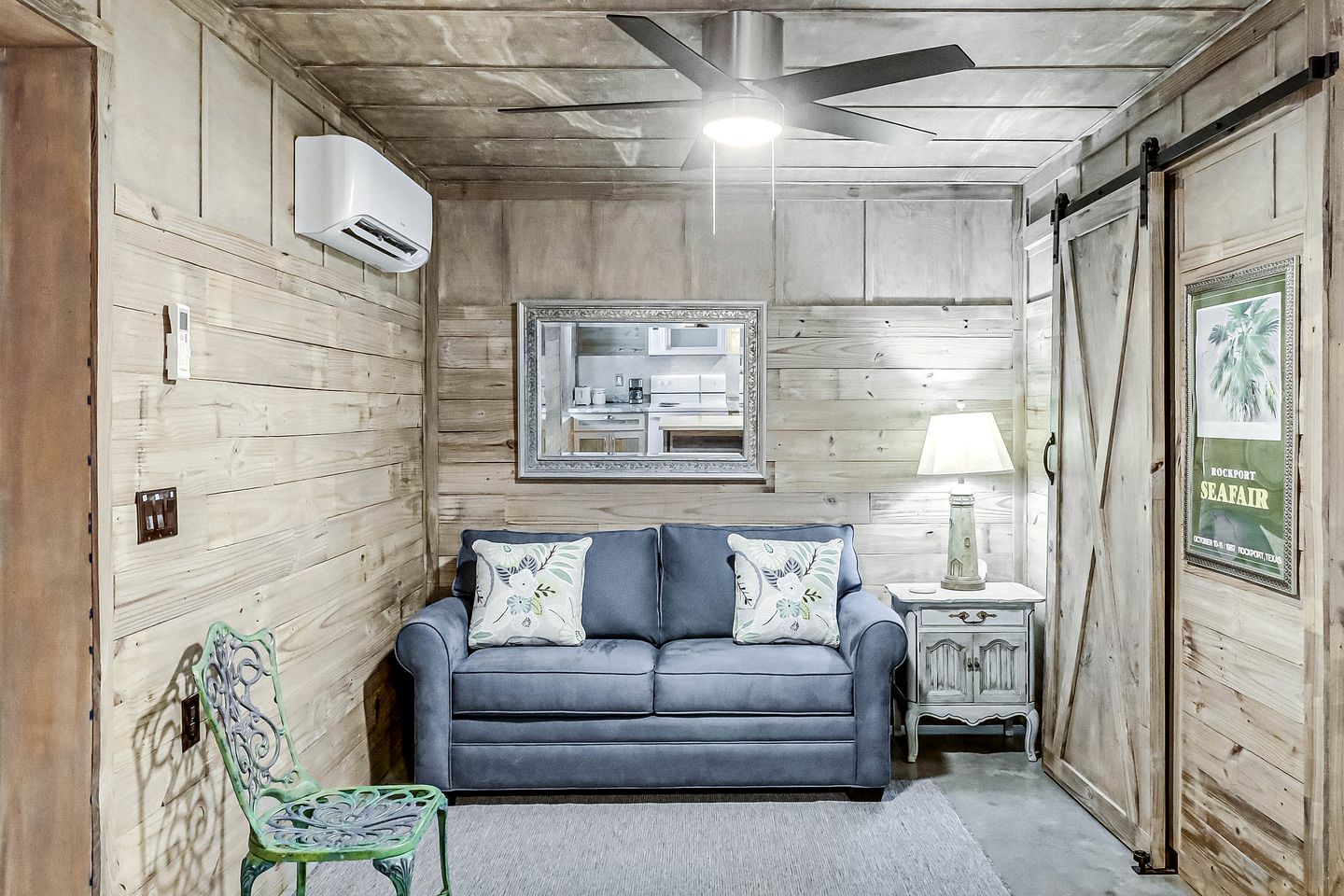 Cozy Coastal Cabin with Full Kitchen and Fire Pit near Estes Cove, Rockport TX