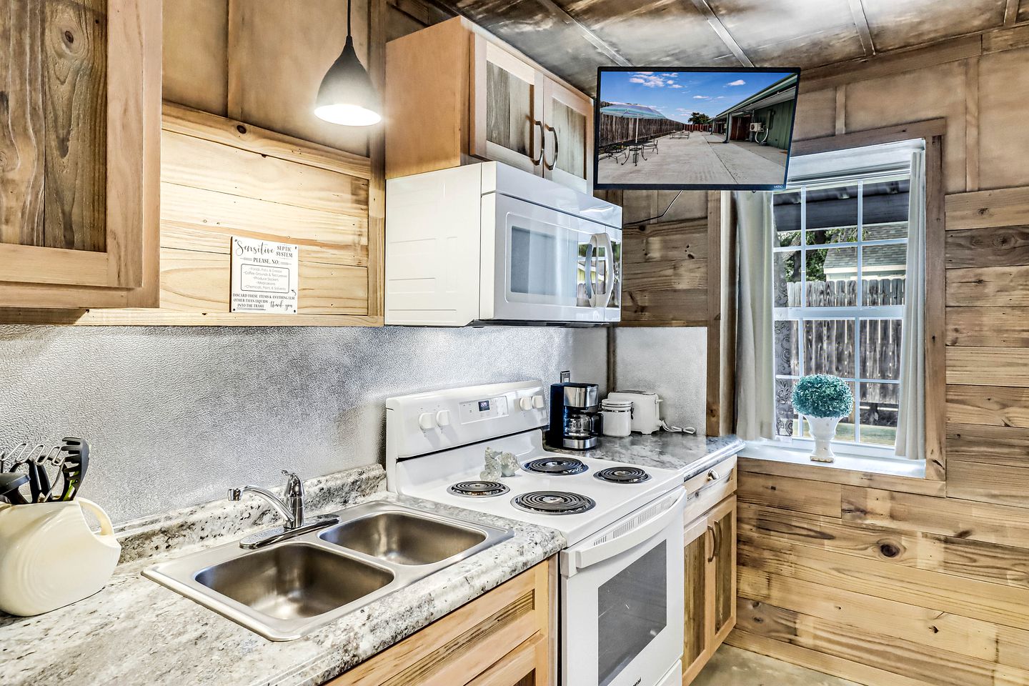 Cozy Coastal Cabin with Full Kitchen and Fire Pit near Estes Cove, Rockport TX