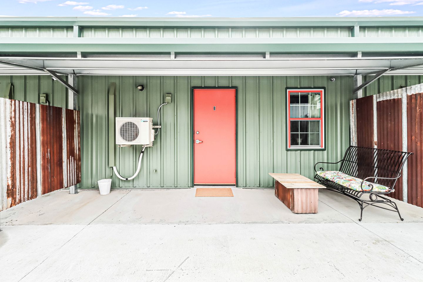 Cozy Coastal Cabin with Full Kitchen and Fire Pit near Estes Cove, Rockport TX