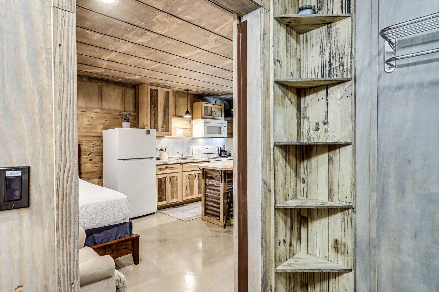 Cozy Coastal Cabin with Full Kitchen and Fire Pit near Estes Cove, Rockport TX