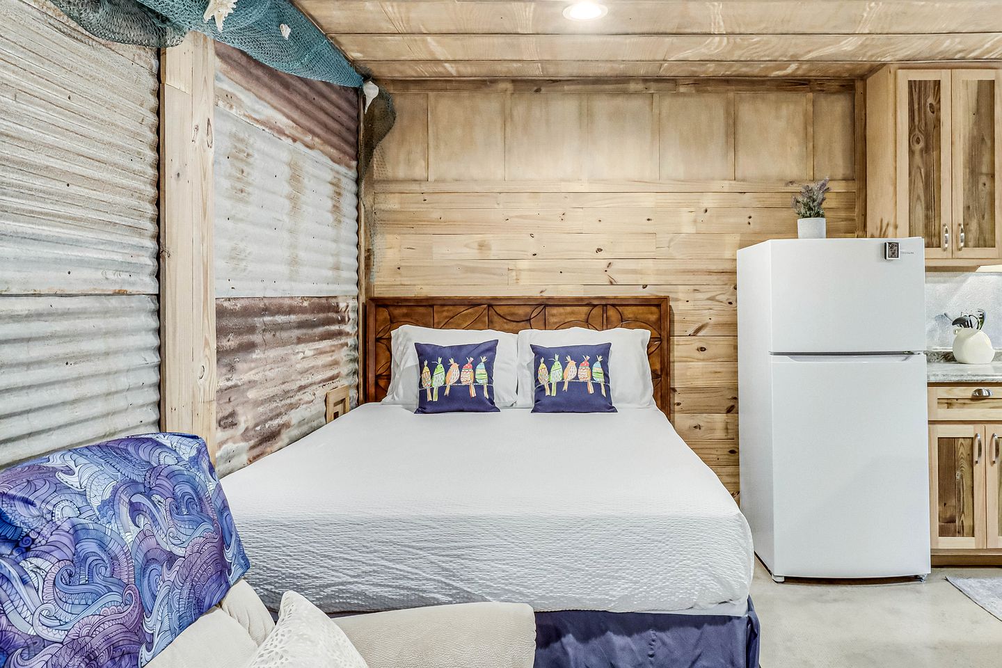 Cozy Coastal Cabin with Full Kitchen and Fire Pit near Estes Cove, Rockport TX