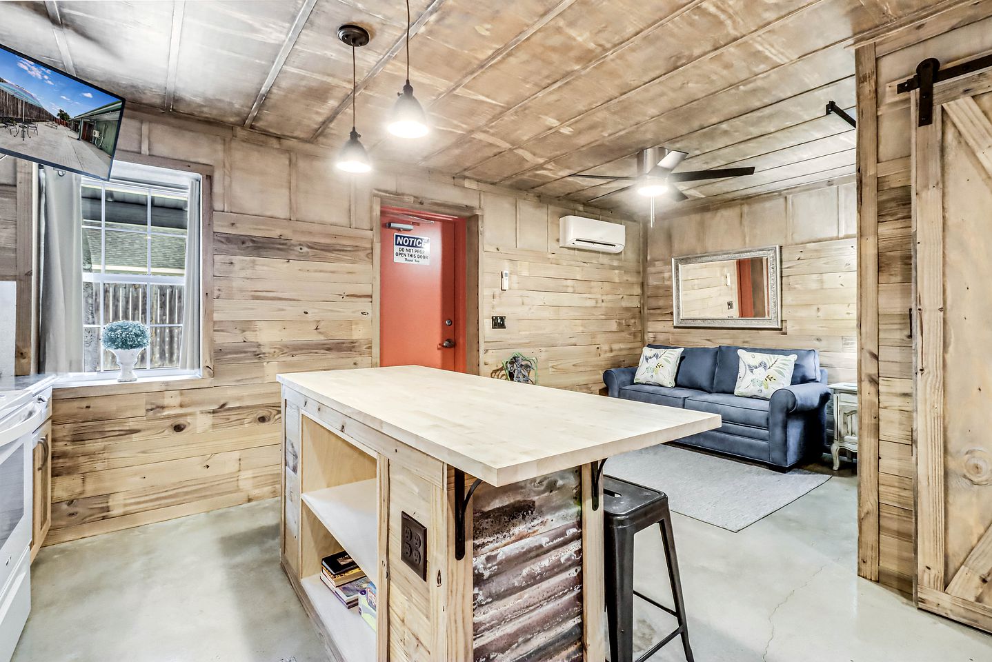 Cozy Coastal Cabin with Full Kitchen and Fire Pit near Estes Cove, Rockport TX