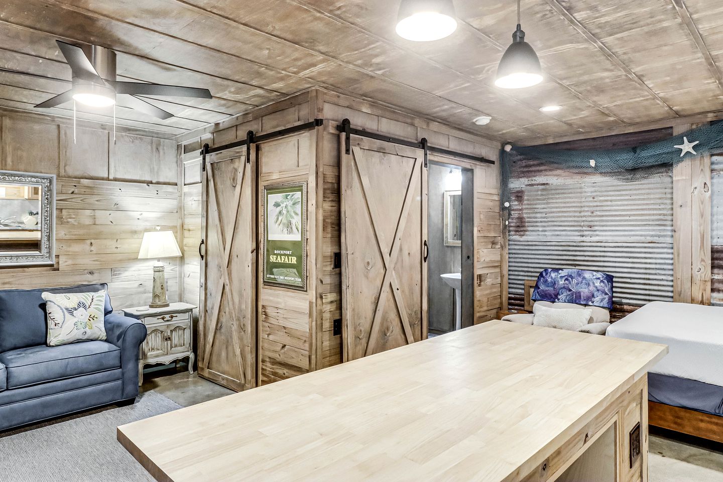 Cozy Coastal Cabin with Full Kitchen and Fire Pit near Estes Cove, Rockport TX