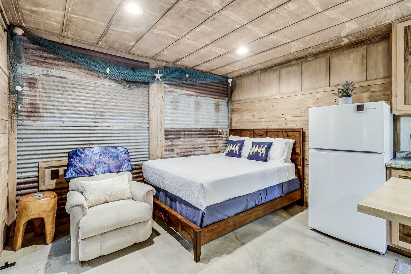 Cozy Coastal Cabin with Full Kitchen and Fire Pit near Estes Cove, Rockport TX