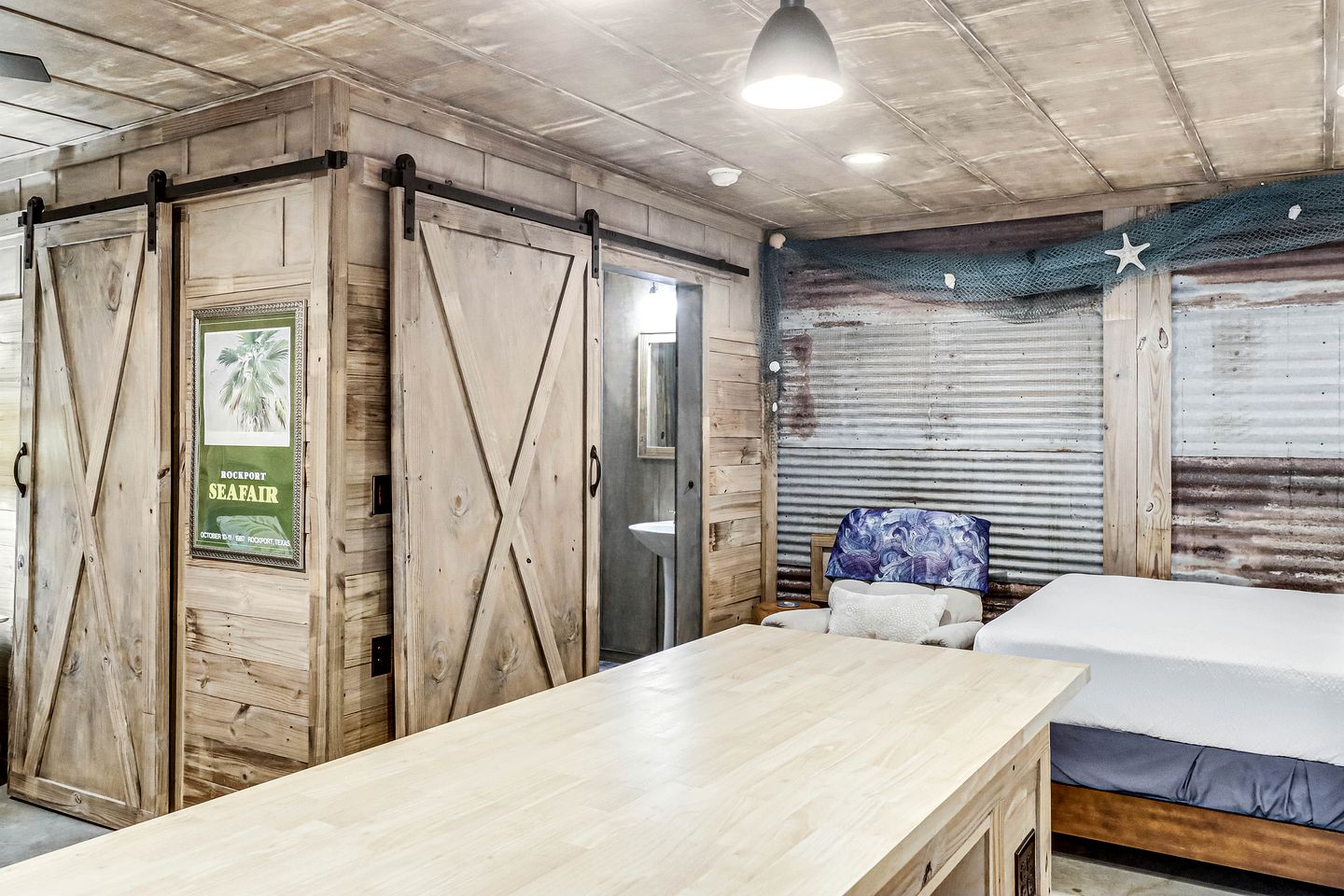 Cozy Coastal Cabin with Full Kitchen and Fire Pit near Estes Cove, Rockport TX