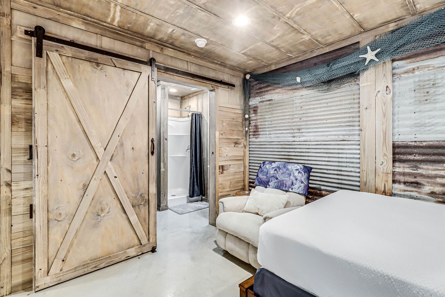 Cozy Coastal Cabin with Full Kitchen and Fire Pit near Estes Cove, Rockport TX