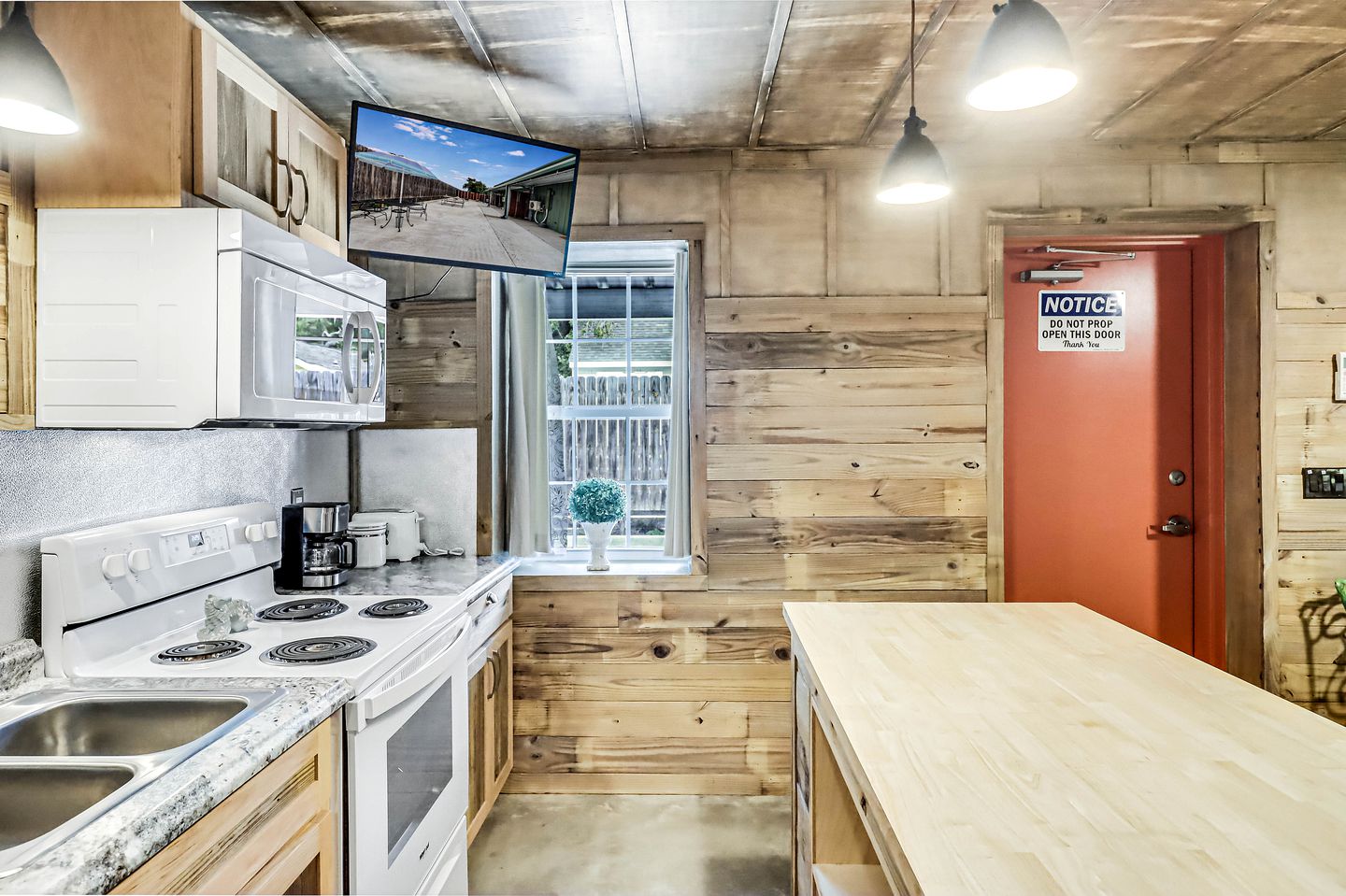 Cozy Coastal Cabin with Full Kitchen and Fire Pit near Estes Cove, Rockport TX