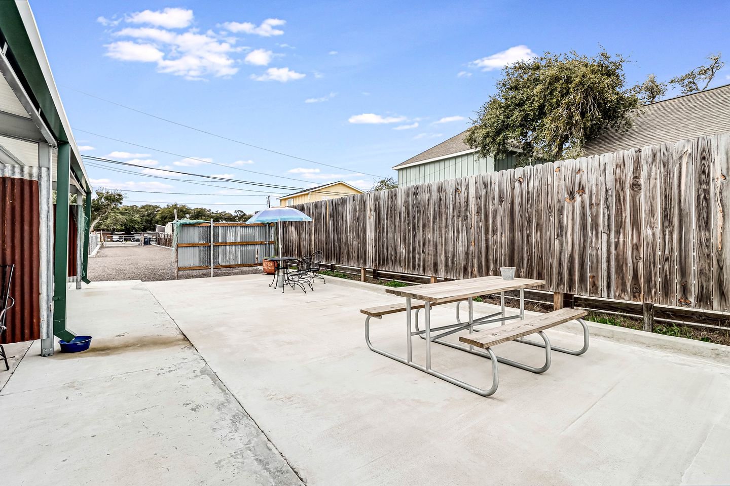 Cozy Coastal Cabin with Full Kitchen and Fire Pit near Estes Cove, Rockport TX