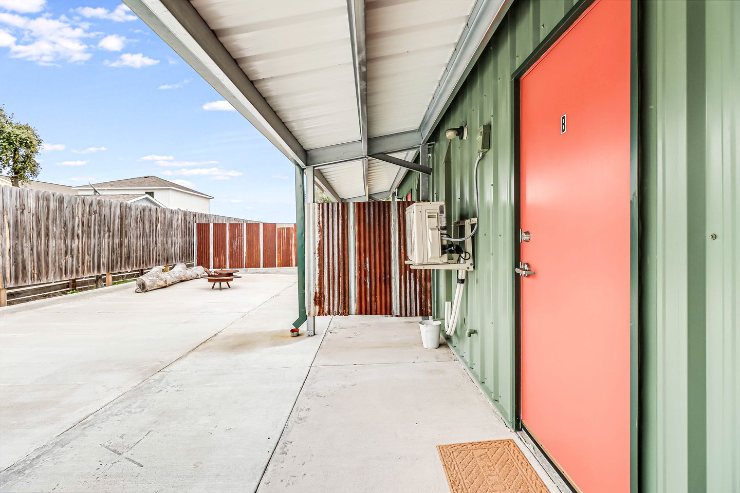 Cozy Coastal Cabin with Full Kitchen and Fire Pit near Estes Cove, Rockport TX
