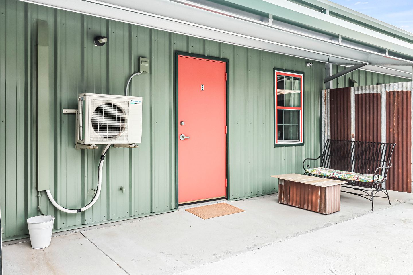 Cozy Coastal Cabin with Full Kitchen and Fire Pit near Estes Cove, Rockport TX