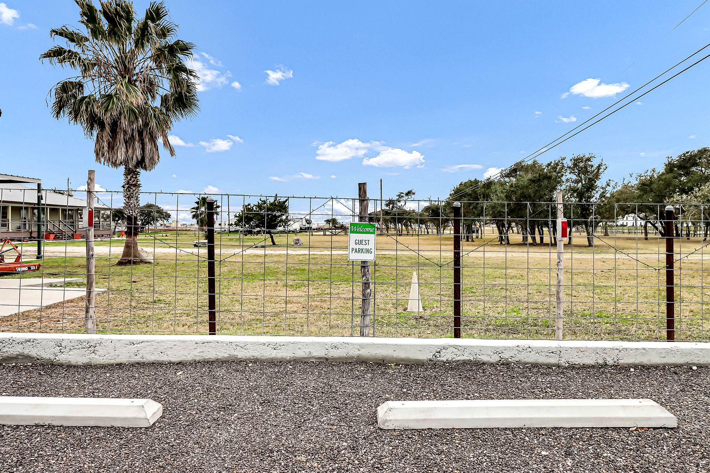 Cozy Coastal Cabin with Full Kitchen and Fire Pit near Estes Cove, Rockport TX