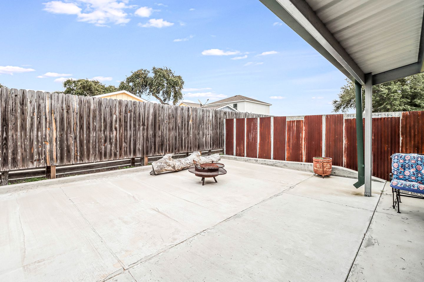 Charming Rustic Cabin with Fire Pit near Estes Cove in Rockport, Texas