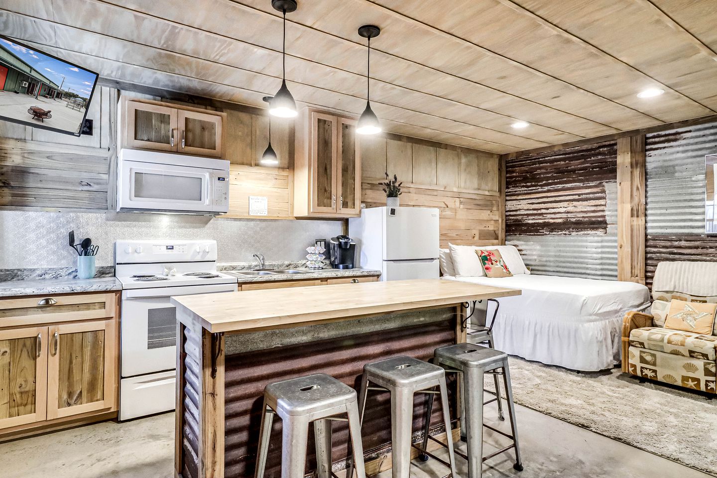 Charming Rustic Cabin with Fire Pit near Estes Cove in Rockport, Texas