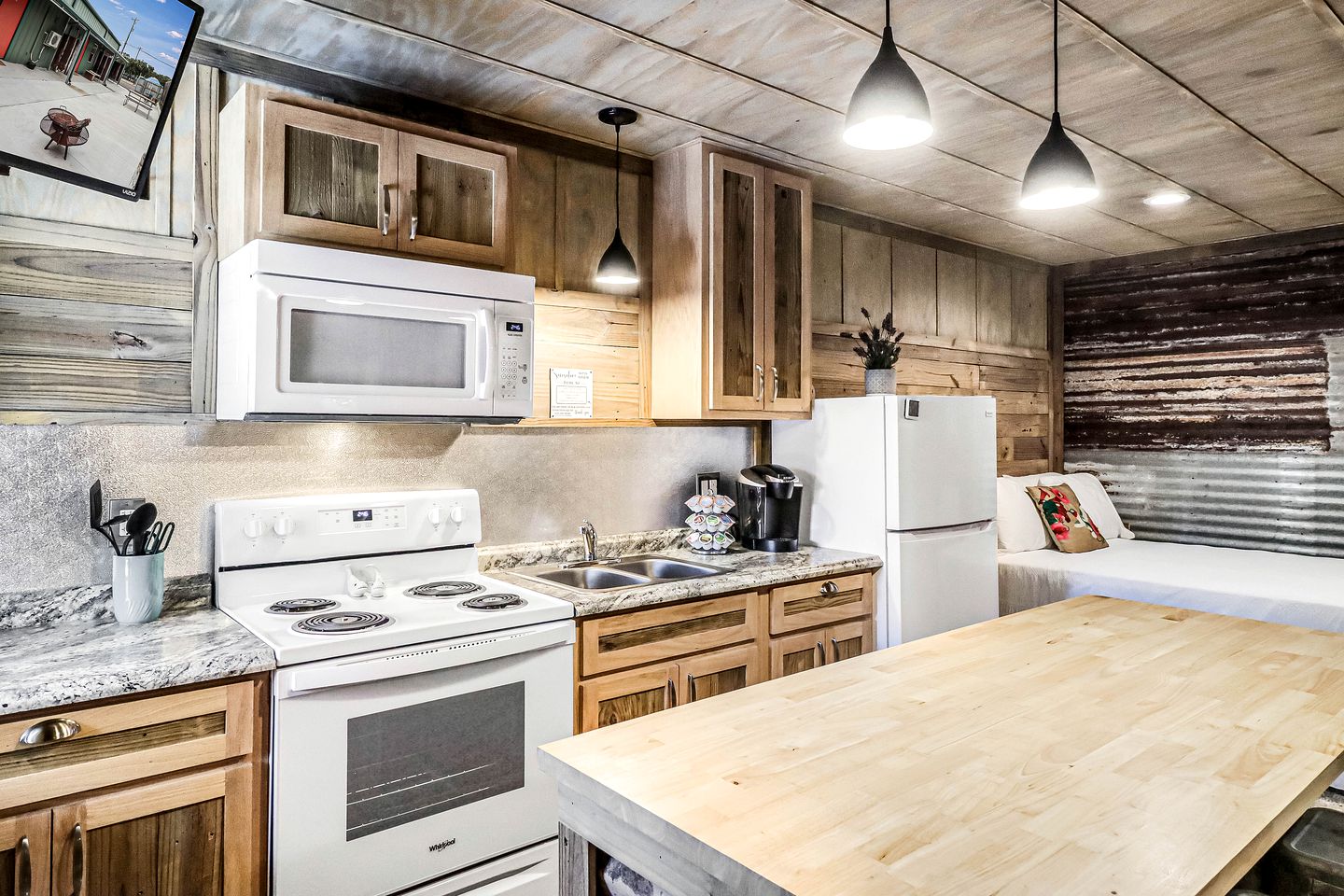 Charming Rustic Cabin with Fire Pit near Estes Cove in Rockport, Texas