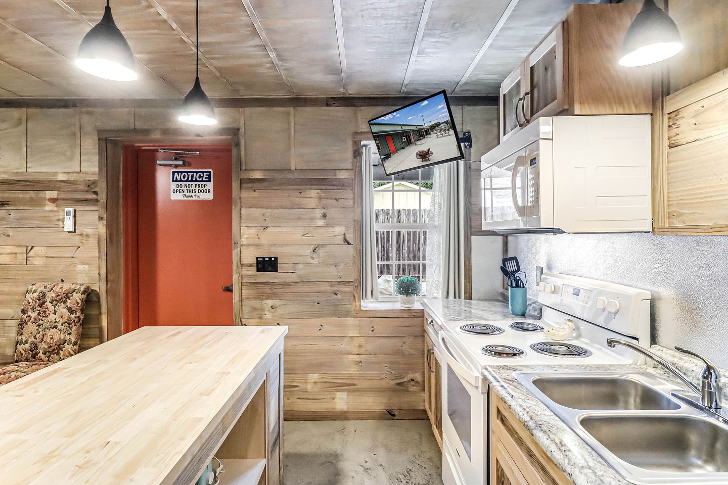 Charming Rustic Cabin with Fire Pit near Estes Cove in Rockport, Texas