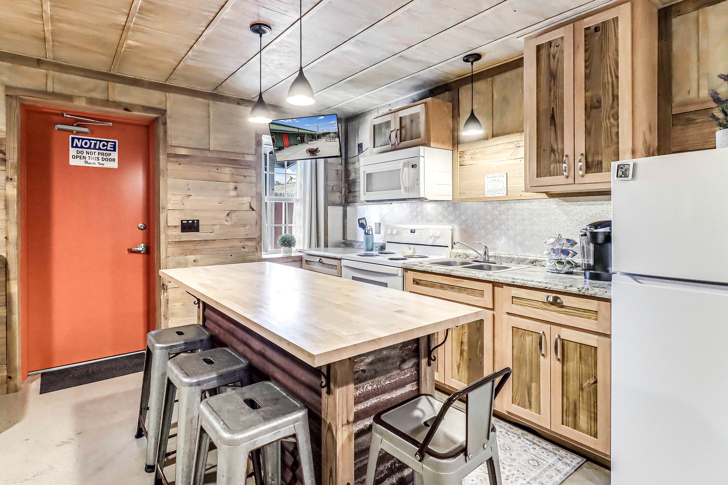 Charming Rustic Cabin with Fire Pit near Estes Cove in Rockport, Texas