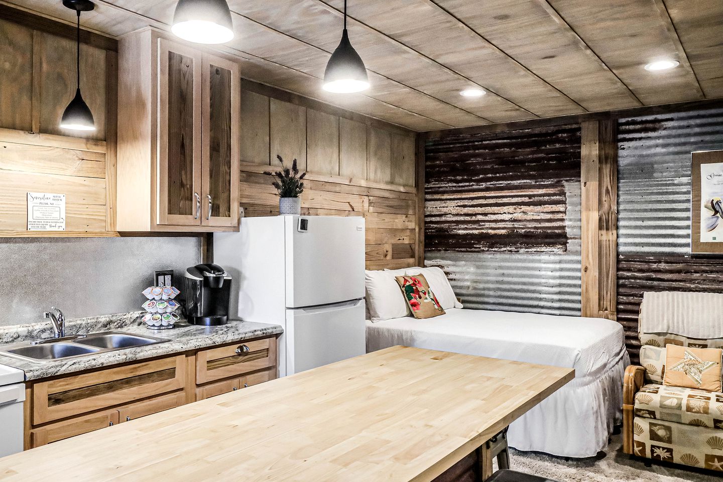 Charming Rustic Cabin with Fire Pit near Estes Cove in Rockport, Texas