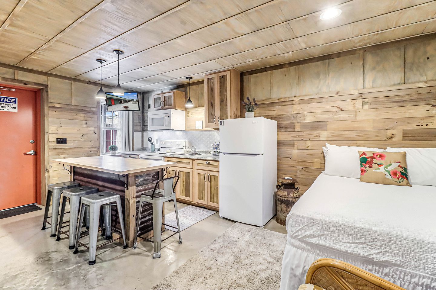 Charming Rustic Cabin with Fire Pit near Estes Cove in Rockport, Texas