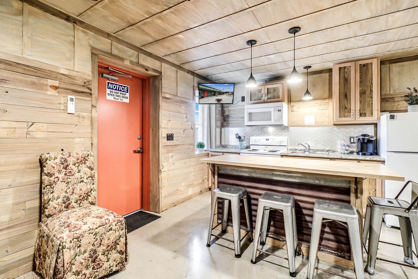 Charming Rustic Cabin with Fire Pit near Estes Cove in Rockport, Texas