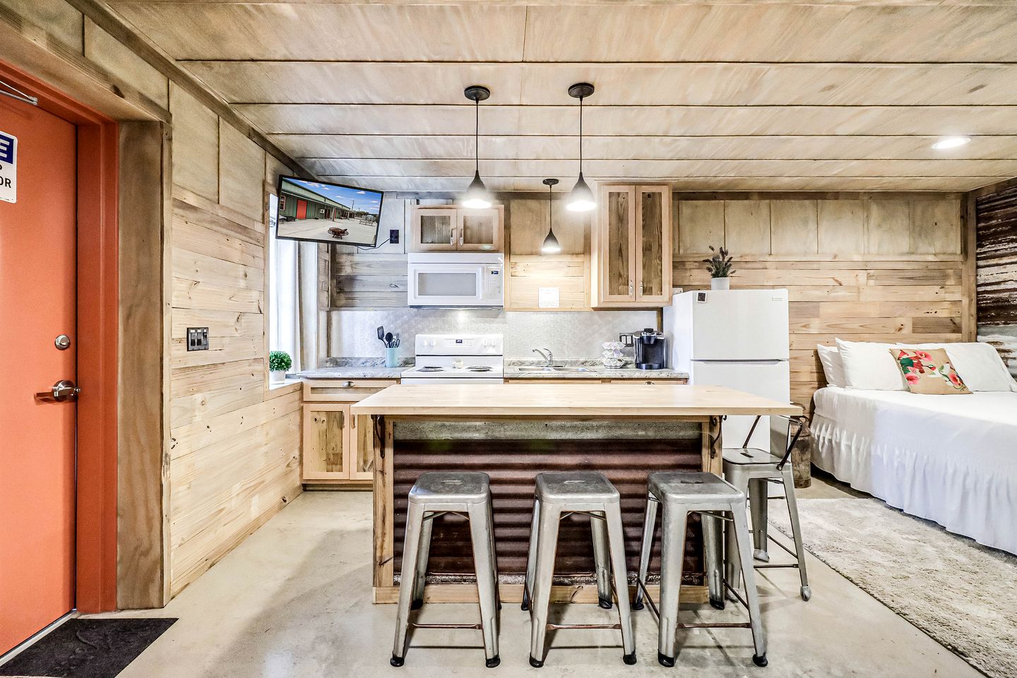 Charming Rustic Cabin with Fire Pit near Estes Cove in Rockport, Texas