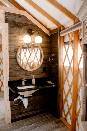 Yurts (Hendersonville, North Carolina, United States of America)