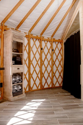 Yurts (Hendersonville, North Carolina, United States of America)