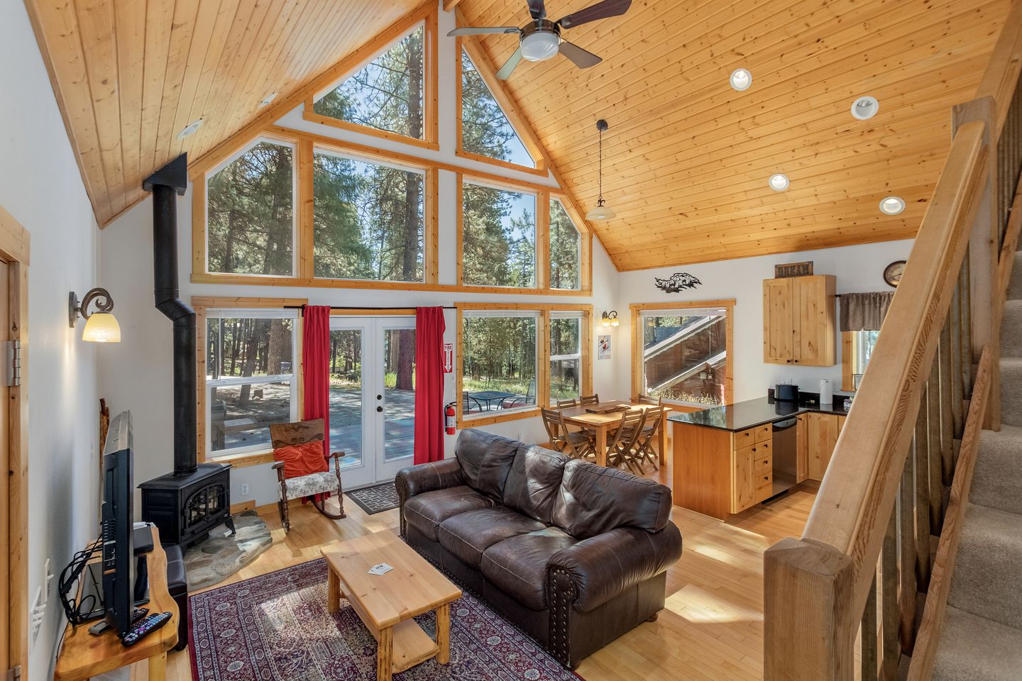 Fantastic Wooden Cabin with Hot-tub and Fire Pit in Leavenworth, Washington