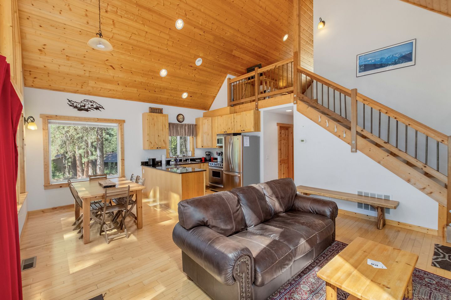 Fantastic Wooden Cabin with Hot-tub and Fire Pit in Leavenworth, Washington