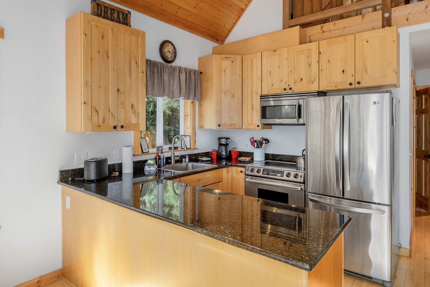 Fantastic Wooden Cabin with Hot-tub and Fire Pit in Leavenworth, Washington