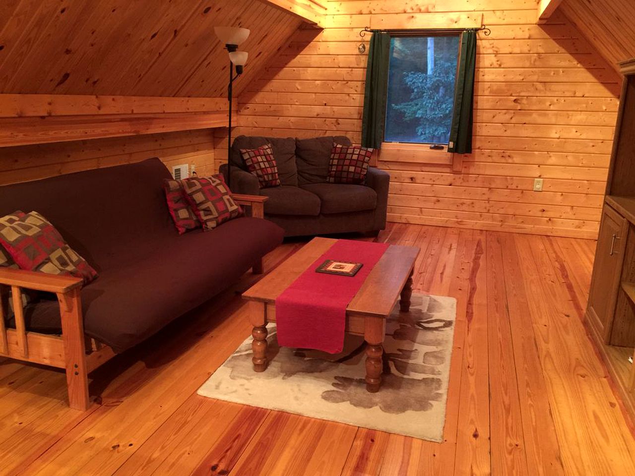 Charming Cabin Rental Surrounded by Three Wooded Acres next to the Shenandoah River, Victoria