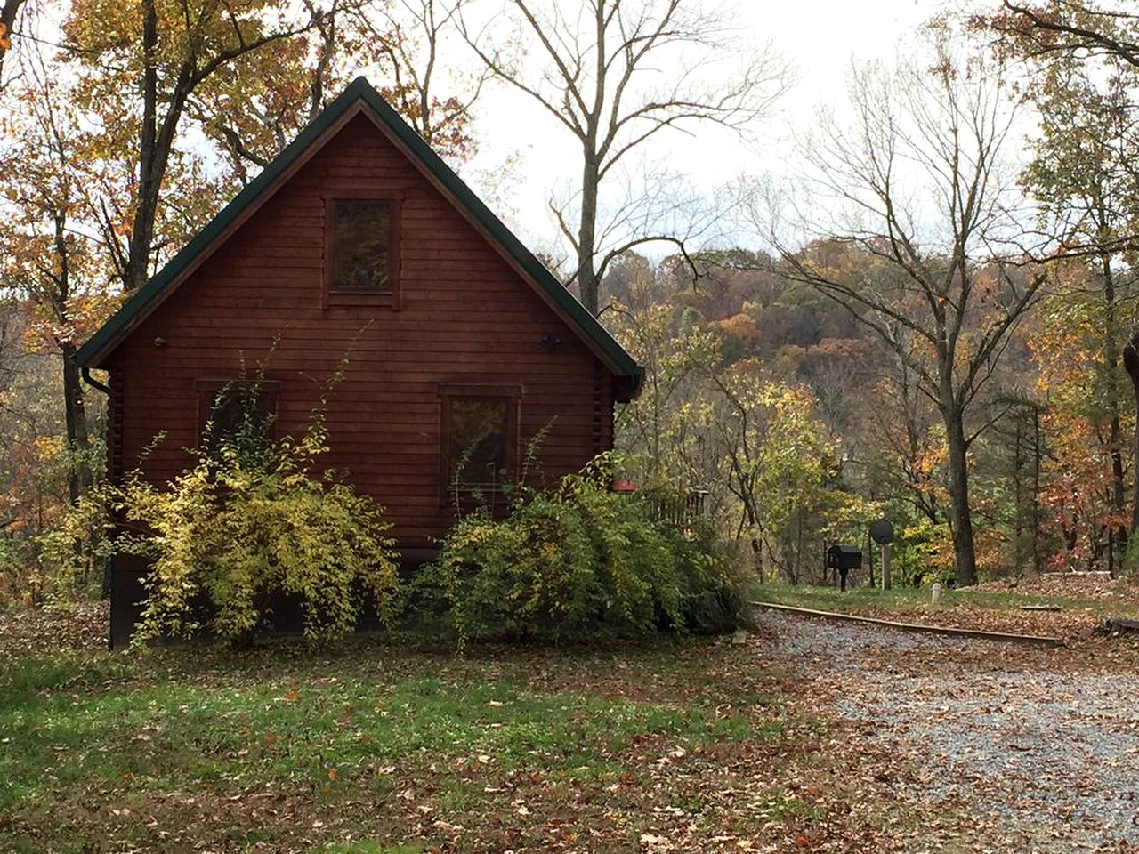 Charming Cabin Rental Surrounded by Three Wooded Acres next to the Shenandoah River, Victoria